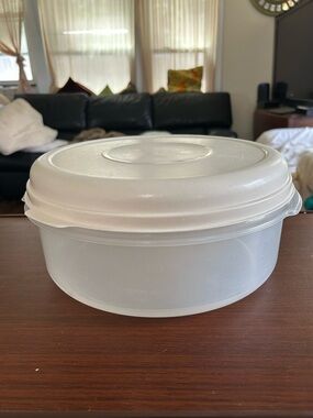 Vintage Rubbermaid 22 cup round container. A kitchen classic & must have 12”x6”.
